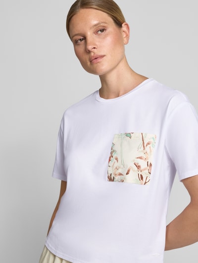 Frauenmodel trägt T-Shirt mit Rundhalsausschnitt und Brusttasche von Fynch-Hatton, Weiß mit gemusterter Tasche, Relaxed Fit, Baumwoll-Mix mit Viskose-Anteil, Vorderansicht Nahaufnahme Oberkörper.