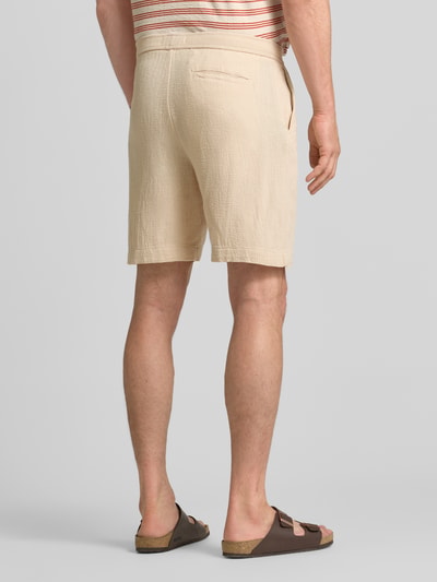 Männermodel trägt Regular Fit Sweatshorts aus reiner Baumwolle Modell 'REGCAL' von SELECTED HOMME, Optik: Unifarben, Gesäßtasche, Ganzkörperansicht Rückansicht.