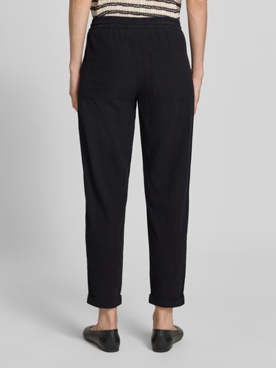Frauenmodel trägt Hose mit elastischem Bund und Tunnelzug Modell 'Cissie' von Soyaconcept aus Reine Baumwolle, Relaxed-Fit, Ganzkörperansicht Rückansicht.