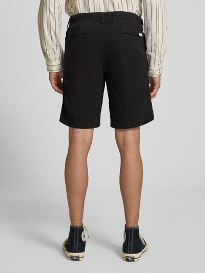 Männermodel trägt Herren Shorts mit Tunnelzug Modell 'JAIDEN' von Jack & Jones aus Baumwoll-Leinen-Mix, Regular-Fit, schwarz, Ganzkörperansicht Rückansicht. Bundweite bei Größe M: 43 cm, Innenbeinlänge: 23 cm.