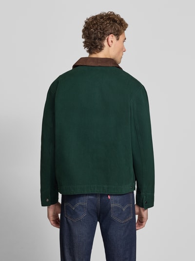 Männermodel trägt Regular Fit Jacke aus reiner Baumwolle von MCNEAL in Dunkelgrün mit Cord-Umlegekragen, Rückenansicht, Nahaufnahme Oberkörper.