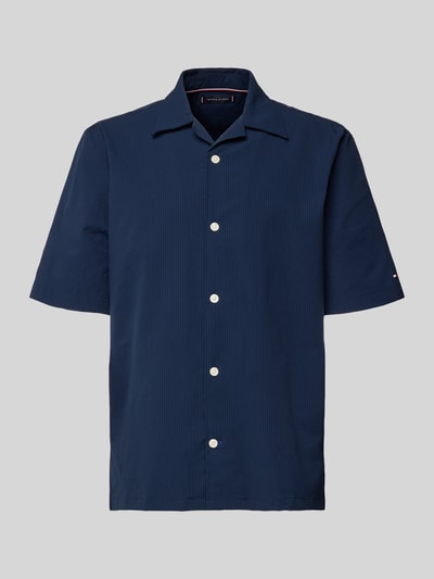 Produktfoto, Relaxed Fit Freizeithemd aus Seersucker-Material von Tommy Hilfiger, Optik:Allover-Muster, Passform:Relaxed-Fit, Ärmelform: Kurzarm, Materialverarbeitung: Seersucker, Farbe: Dunkelblau mit feiner Struktur, helle Knopfleiste.