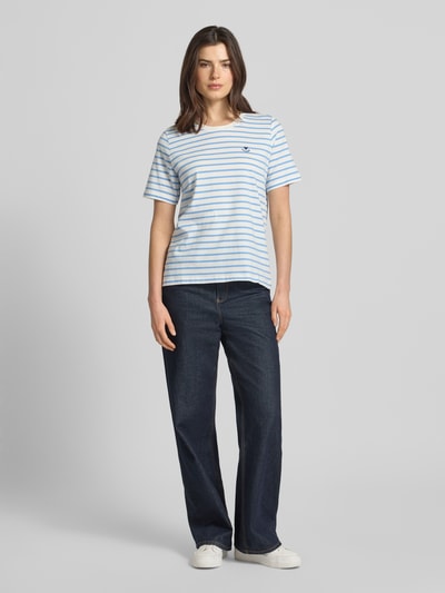 Vrouwenmodel draagt Regular Fit T-shirt uit puur katoen van s.Oliver RED LABEL in effen kleuren met gestreept patroon, applicatie met stitching, ronde hals, korte mouw, jersey materiaalverwerking, geheel lichaamsaanzicht van voren.