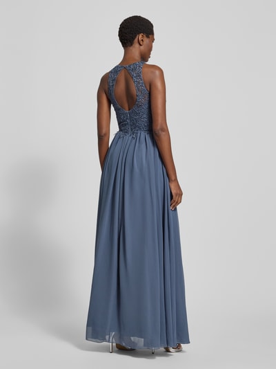 Frauenmodel trägt Abendkleid mit floralen Stickereien von LAONA aus leichtem Material in Blau, tailliert, ausgestellter Rockteil, Rückansicht, Ganzkörperansicht.