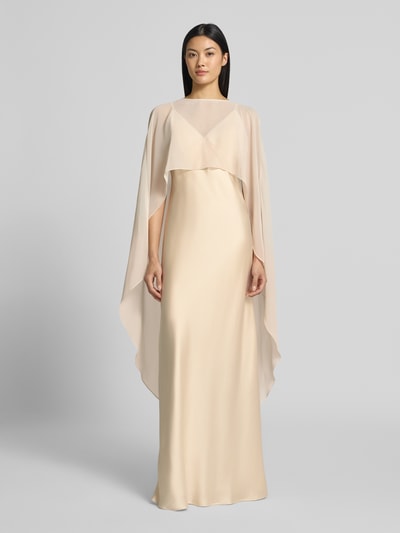 Frauenmodel trägt Abendkleid mit Stola von SWING in Beige, glatter Material-Mix mit Stretch, gerader Schnitt, Maxilänge, Ganzkörperansicht von vorne.