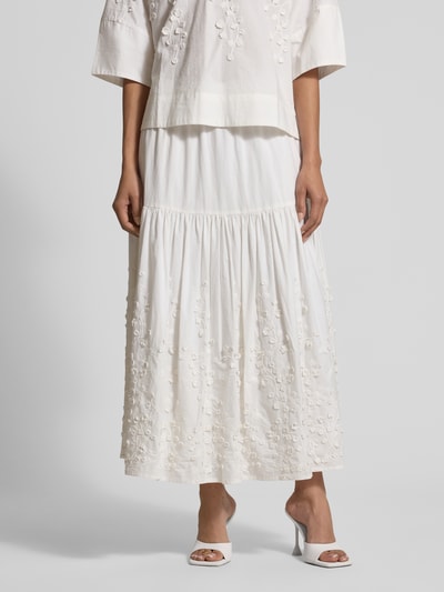 Frauenmodel trägt weißen Maxirock mit Stitchings von JAKE*S STUDIO WOMAN, A-Linie, elastischer Bund, Ganzkörperansicht von vorne.
