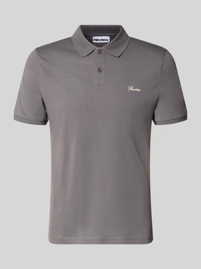 Produktfoto, Slim Fit Poloshirt mit Label-Stitching von REVIEW aus Reine Baumwolle in Grau mit Knopfleiste, Rückenlänge 66 cm bei Größe M