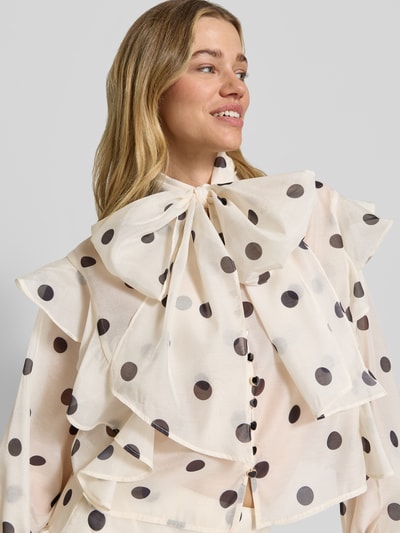 Vrouwenmodel draagt Boxy Fit Chiffon-blouse met polkadots-motief model 'DOROTHY' van Vero Moda, semi-transparante look, detailopname bovenlichaam
