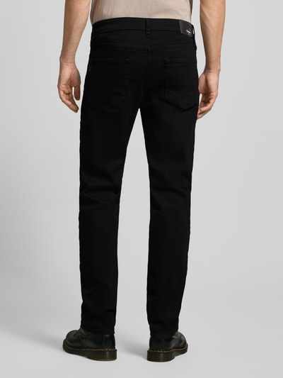 Männermodel trägt Straight Fit Jeans aus Baumwoll-Mix Modell 'CASH' von Pepe Jeans in Optik: Unifarben, Ganzkörperansicht Rückansicht.