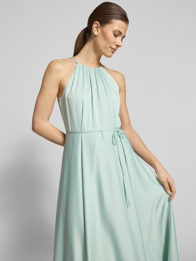 Frauenmodel trägt Cocktailkleid aus Satin mit Bindegürtel von Jake*s Cocktail, mintfarben, A-Linie, Neckholder, Nahaufnahme Oberkörper.