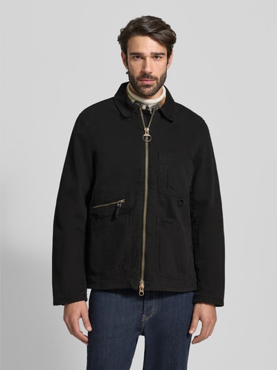 Männermodel draagt Regular Fit Hemdjacke uit puur katoen Model 'COVE' van Barbour, look: effen, platte kraag met corduroy, lange mouw, tweewegritssluiting, applicatie met labelstitching, trensje rompzoom, Ganzkörperansicht van voren.