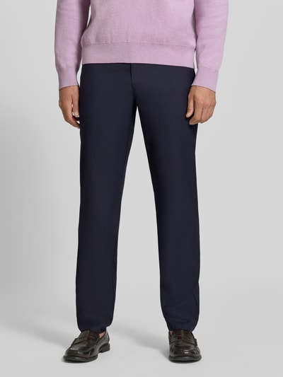 Męski model nosi Straight Fit Hose mit Viskose-Anteil od Armani Exchange, elastyczna mieszanka materiałów w granatowym kolorze, wpuszczane kieszenie, kieszenie z tyłu, zapięcie na guzik i zamek błyskawiczny, Szerokość w rozmiarze 32/32: 44 cm, Długość wewnętrzna nogawki 32/32: 84 cm, Ganzkörperansicht z przodu