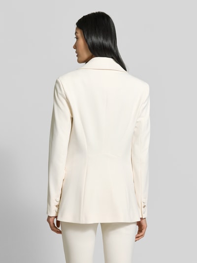 Frauenmodel trägt Slim Fit Blazer mit Stretch-Anteil Modell 'CLAUDIE' von GUESS in Creme, elastischer Material-Mix, Rückansicht, Ganzkörperansicht Rückansicht.