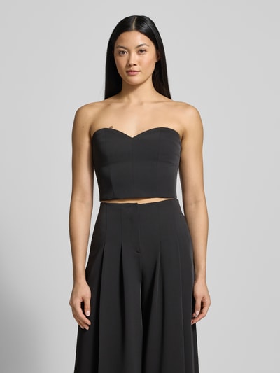 Frauenmodel trägt Slim Fit Top im schulterfreien Design von Jake*s Cocktail, elastischer Material-Mix, Herzausschnitt, schwarz, Ganzkörperansicht von vorne.
