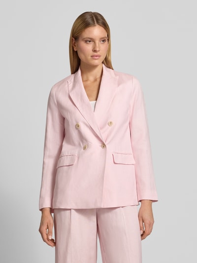 Frauenmodel trägt Regular Fit Blazer aus Leinen-Mix mit Viskose-Anteil von Christian Berg Woman Selection in zartem Rosa mit Pattentaschen, doppelte Knopfleiste, glatte Textur, Ganzkörperansicht von vorne, Rückenlänge 71 cm, Brustweite 48 cm, Ärmellänge 63 cm bei Größe 36.