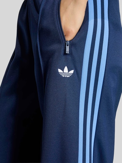 adidas Originals Spodnie dresowe o kroju loose fit z paskami w kontrastowym kolorze Błękitny 3