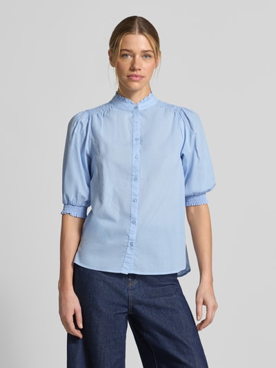 Frauenmodel trägt helle blaue Regular-Fit Bluse mit Stehkragen Modell 'CALISTE' von Soyaconcept aus Bio-Baumwolle, Vorderansicht, Nahaufnahme Oberkörper. Rückenlänge bei Größe S: 62 cm, Ärmellänge 38 cm, Denim-Hose, glatte Textur.