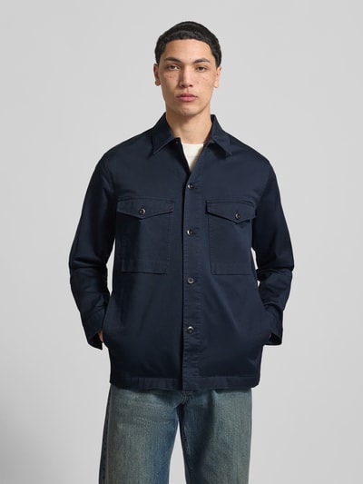 Männermodel trägt Regular Fit Hemdjacke mit Brusttaschen von G-Star Raw aus katoenmix, kentkraag, met lange mouwen, knoopsluiting, ganzkörperansicht von vorne