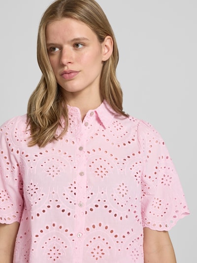 Frauenmodel trägt Loose-Fit-Bluse mit Lochstickerei Modell 'VALAIS' von Only, Optik: Unifarben, reine Baumwolle, Nahaufnahme Oberkörper.