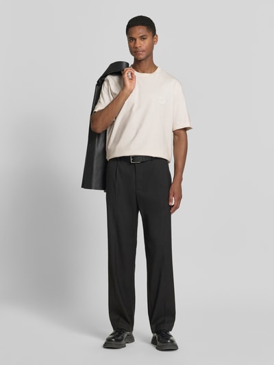 Männermodel trägt Regular Fit T-Shirt aus reiner Baumwolle Modell 'C-TAMES 03' von BOSS, Optik: Unifarben, Logo-Applikation, Ganzkörperansicht von vorne.