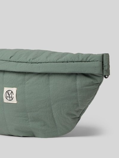 Produktfoto, grüne Bauchtasche mit Steppnähten und Label-Detail, Modell 'SASJA' von MSCH Copenhagen, Reißverschluss, strukturierte Oberfläche