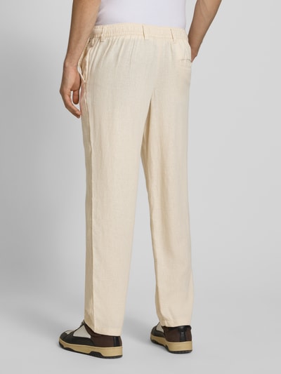 Männermodel trägt Leinenhose mit Bindegürtel Modell 'KARL MYKONOS' von Jack & Jones, Leinen-Viskose-Mix, Relaxed-Fit, Gesäßleistentasche, Ganzkörperansicht Rückansicht.