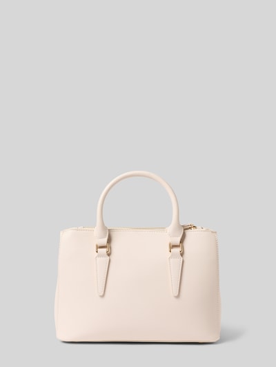 Produktfoto, cremefarbene Handtasche mit Logo-Detail Modell 'ZERO' von VALENTINO BAGS, goldene Details, strukturierte Oberfläche, Hauptfach mit Reißverschluss, kurze Tragegriffe, verstellbarer Schultergurt, Reißverschlussfach innen, Maße: 28 cm Breite, 20 cm Länge, 13 cm Tiefe, Schulterriemen 112 cm