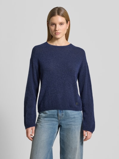 Frauenmodel trägt Strickpullover mit überschnittenen Schultern Modell 'Mape' von MOS MOSH in Dunkelblau, Material-Mix, Nahaufnahme Oberkörper.