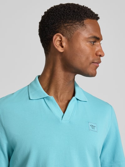 Männermodel trägt Regular Fit Poloshirt aus reiner Baumwolle von s.Oliver RED LABEL, Optik: Unifarben, Nahaufnahme Oberkörper.