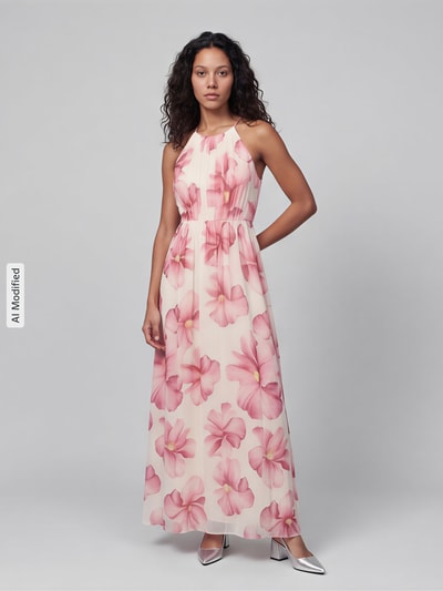 Frauenmodel trägt Maxikleid aus Chiffon im Allover-Look von Jake*s Cocktail mit Plisseefalten, rosa Blütenprint, Ganzkörperansicht von vorne.