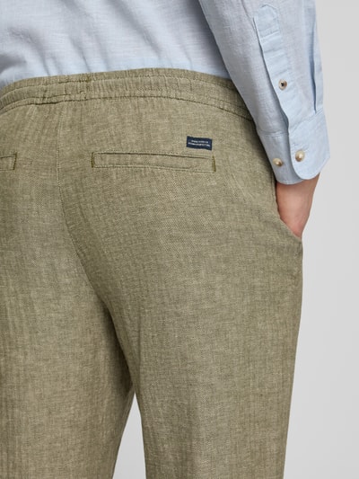 Männermodel trägt Hose aus Leinen-Baumwoll-Mix Modell 'MARCO' von Blend, grüne Textur, Regular-Fit, Nahaufnahme Rückansicht. Bundweite 42 cm, Innenbeinlänge 80 cm, elastischer Bund.
