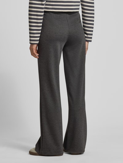 Vrouwenmodel draagt Hose mit Längsnähten und elastischem Bund van Smith and Soul in grijs, materiaalmix met viscose, regular fit, binnenbeenlengte 80 cm, bandwijdte 37 cm, ganzkörperansicht achteraan.