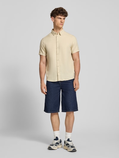 Männermodel trägt Slim Fit Leinenhemd mit Viskose-Anteil Modell 'Bobby' von Blend, beige, Kurzärmelig, Knopfleiste, Ganzkörperansicht von vorne, Leinen-Mix, Kentkragen, Rückenlänge 75 cm, Schulterbreite 38 cm, Ärmellänge 23 cm, Größe M.