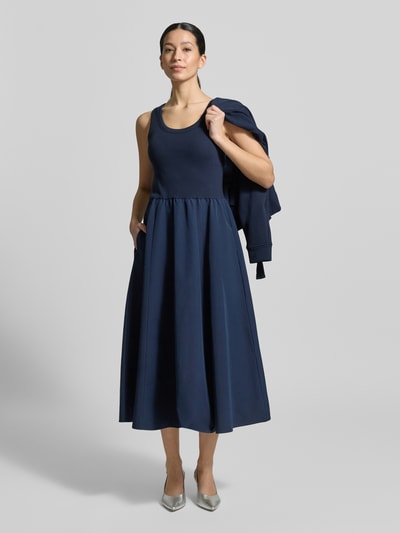 Frauenmodel trägt zweiteiliges Sweatshirt-Kleid aus Baumwoll-Mix Modell 'DESTINO' von Weekend Max Mara in Dunkelblau, unifarben, ausgestellt, Midi-Länge, breite Träger, seitliche Eingrifftaschen, Material Sweat und Jersey, Ganzkörperansicht von vorne.
