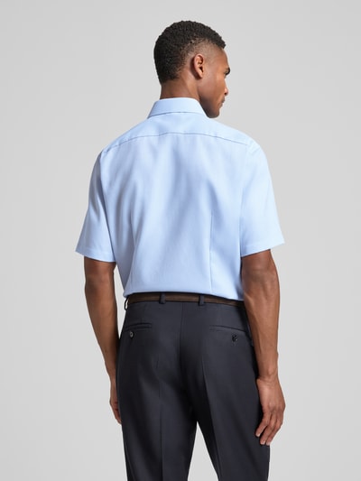 Männermodel trägt Regular Fit Business-Hemd mit Kentkragen von OLYMP in Hellblau, reine Baumwolle, unifarben, Ganzkörperansicht Rückansicht.