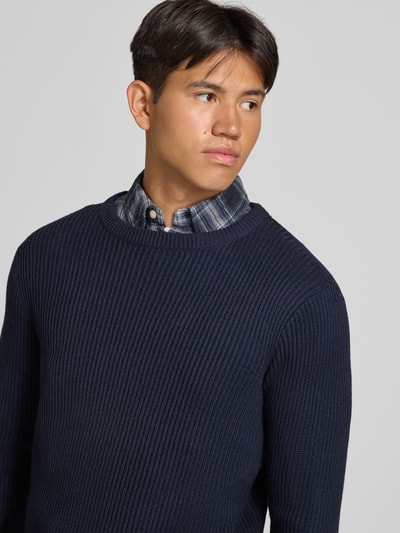 Männermodel trägt Strickpullover mit Rundhalsausschnitt Modell 'PANNEL' von JACK & JONES, dunkelblau, Baumwoll-Mix, Nahaufnahme Oberkörper.