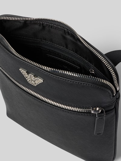 Produktfoto, Umhängetasche mit Logo-Applikation in Leder-Optik von Emporio Armani, schwarz, Reißverschluss, Hauptfach, strukturierte Oberfläche