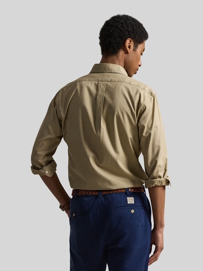 Męski model nosi Regular Fit Freizeithemd aus reiner Baumwolle von Polo Ralph Lauren, efekt: jednolity kolor, krój regular fit, kołnierzyk typu button down, listwa guzikowa na całej długości, wyhaftowane logo, zapięcie na guzik, długi rękaw, zakończenie rękawów: sportowy mankiet, splot twill, bawełna, całopostaciowy widok z tyłu.