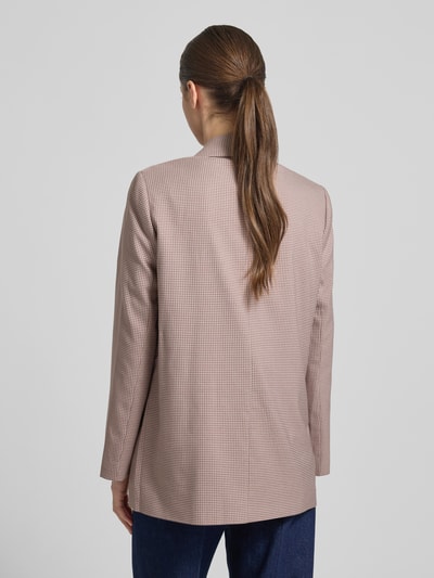Vrouwenmodel draagt Relaxed Fit Longblazer met Viskose-Anteil van Tom Tailor Denim in two tone effen met Pied-de-Poule patroon, rugaanzicht