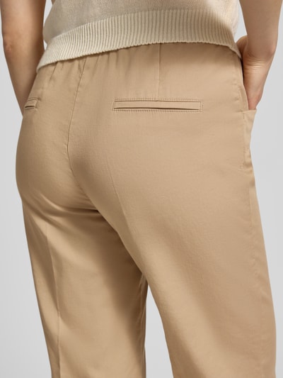 Frauenmodel trägt Wide Fit Stoffhose in 7/8-Länge Modell 'Sue' von TONI aus elastischem Baumwoll-Mix, Detailaufnahme Rückansicht.