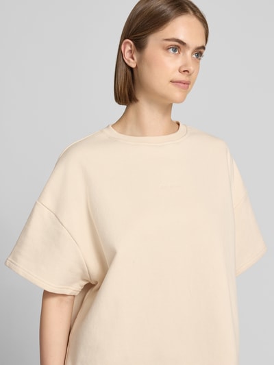 Vrouwenmodel draagt sweatshirt met 1/2-mouwen Model 'Karo' van OH APRIL, puur katoen, oversized, ronde hals, Nahaufnahme Oberkörper