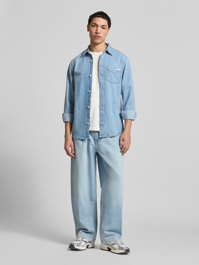Mannelijk model draagt Regular Fit Jeanshemd met Label-Detail van Calvin Klein Jeans in lichtblauw, pure katoen, borstzak, knoopsluiting, kentkraag, regular fit, vooraanzicht volledige lichaam