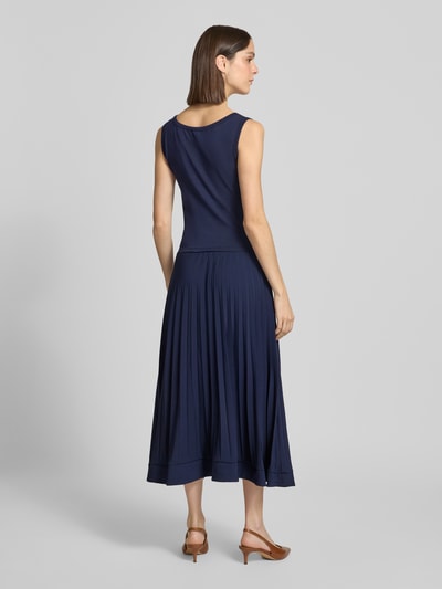 Frauenmodel trägt Midikleid im 2-in-1-Look Modell 'REMI' von GUIDO MARIA KRETSCHMER WOMAN in Dunkelblau, A-Linie, Ganzkörperansicht Rückansicht