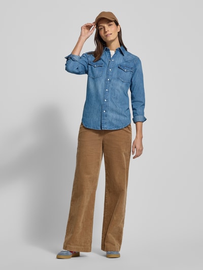 Kobiece model prezentuje Regular Fit Koszula jeansowa z kieszeniami na piersi Polo Ralph Lauren z bawełny, przód w pełnym ujęciu.
