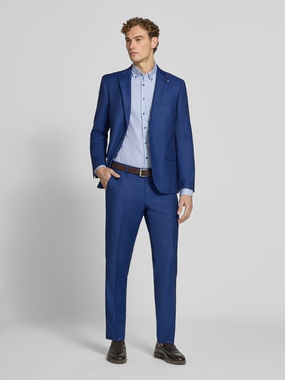 Männermodel trägt Straight Fit Hose aus Schurwoll-Mix von bugatti in Blau mit Bundfalten und Gesäßtaschen, Ganzkörperansicht von vorne.