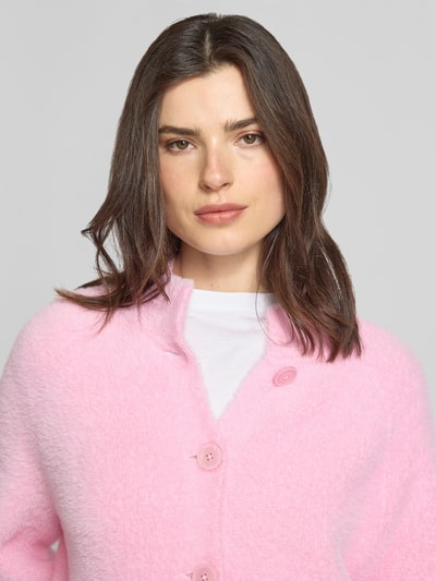 Frauenmodel trägt Regular Fit Jacke mit Stehkragen von s.Oliver BLACK LABEL in Optik: Unifarben, Materialverarbeitung: Strick, Fransen-Applikationen, Nahaufnahme Oberkörper.