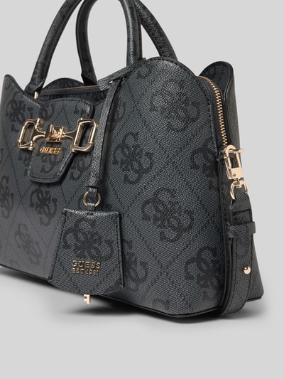 Produktfoto, torebka Handtasche mit Logo-Muster Modell 'JANIE' od Guess, główna przegroda z zamkiem błyskawicznym, uchwyt, regulowany pasek na ramię, detale z logo, wzór z logo, szerokość w rozmiarze 1: 33 cm, długość w rozmiarze 1: 21 cm, głębokość w rozmiarze 1: 11 cm, długość paska na ramię w rozmiarze 1: 85 cm
