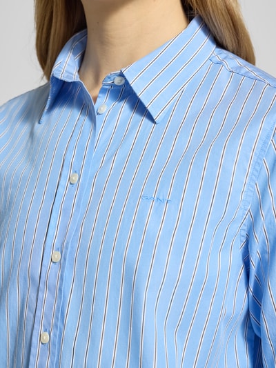 Vrouwenmodel draagt Regular fit blouse met labelstitching model 'ONEBUY' van Gant, puur katoen, overhemdkraag, knoopsluiting, blauw met witte strepen, Nahaufnahme bovenlichaam.