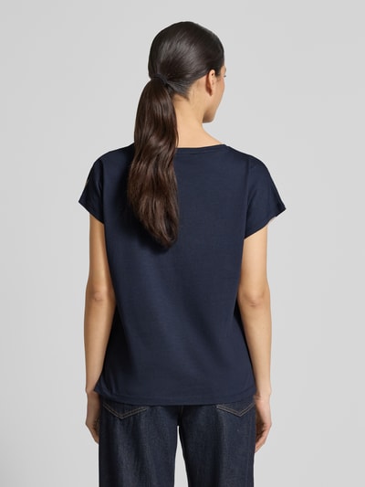 Frauenmodel trägt Comfort Fit T-Shirt aus reiner Viskose von Tom Tailor, Optik: Unifarben, Allover-Muster, Mehrfarbig, Passform: Comfort Fit, Camouflage-Muster, Rundhals, Ärmelform: Ohne, Materialverarbeitung: Jersey, Ganzkörperansicht Rückansicht.