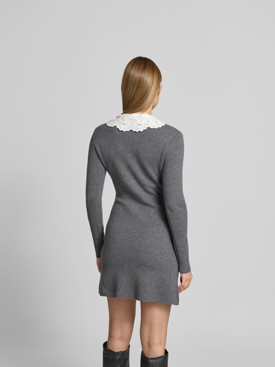 Frauenmodel trägt Minikleid mit Woll-Anteil von Self-Portrait in Grau mit weißem Kragen, Strick-Optik, tailliert, Ganzkörperansicht Rückansicht.